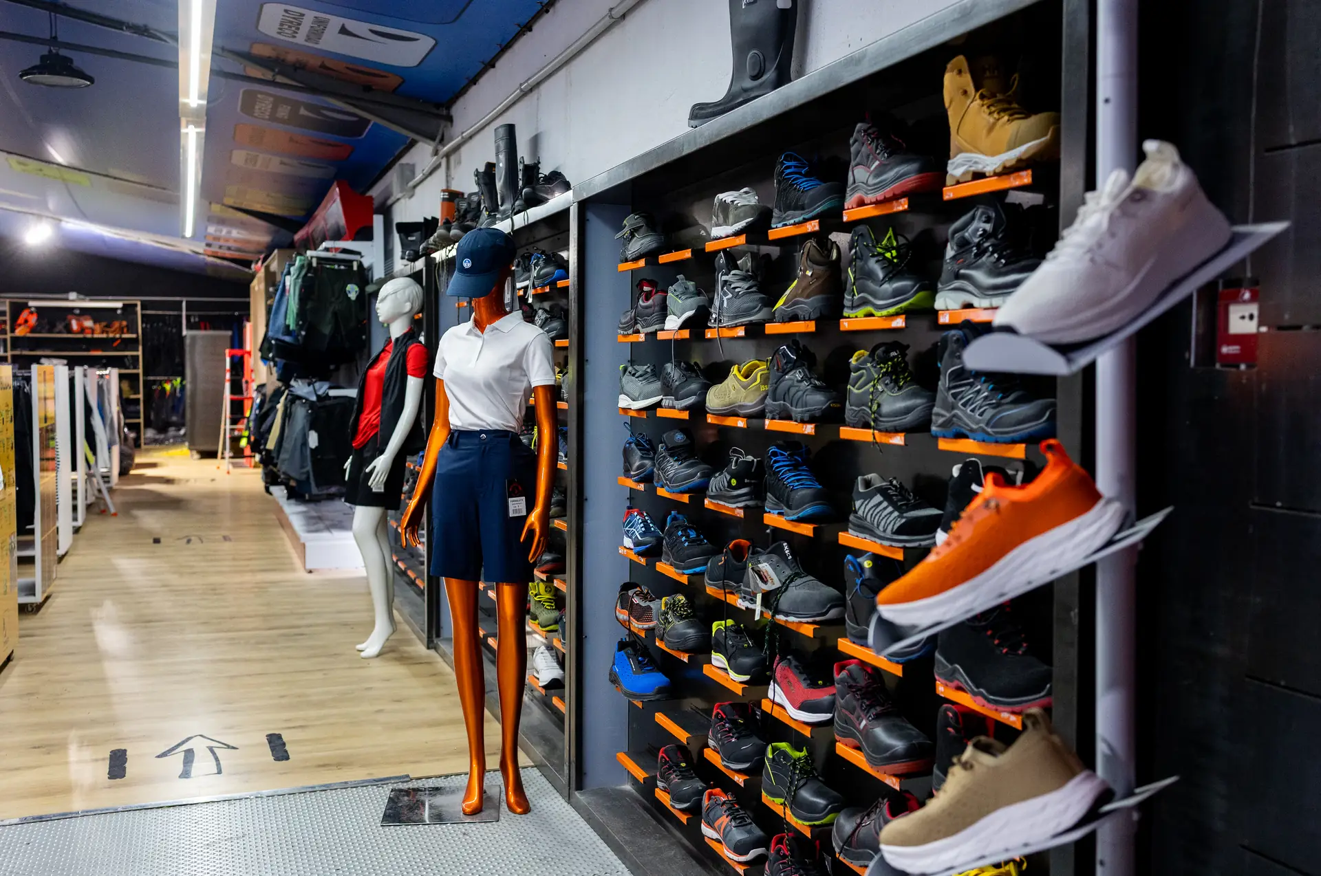 Zona de calzado de seguridad y ropa de trabajo de la tienda de Dyreco