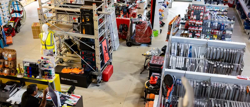 Interior de la tienda de Dyreco con los lineales de herramienta y maquinaria