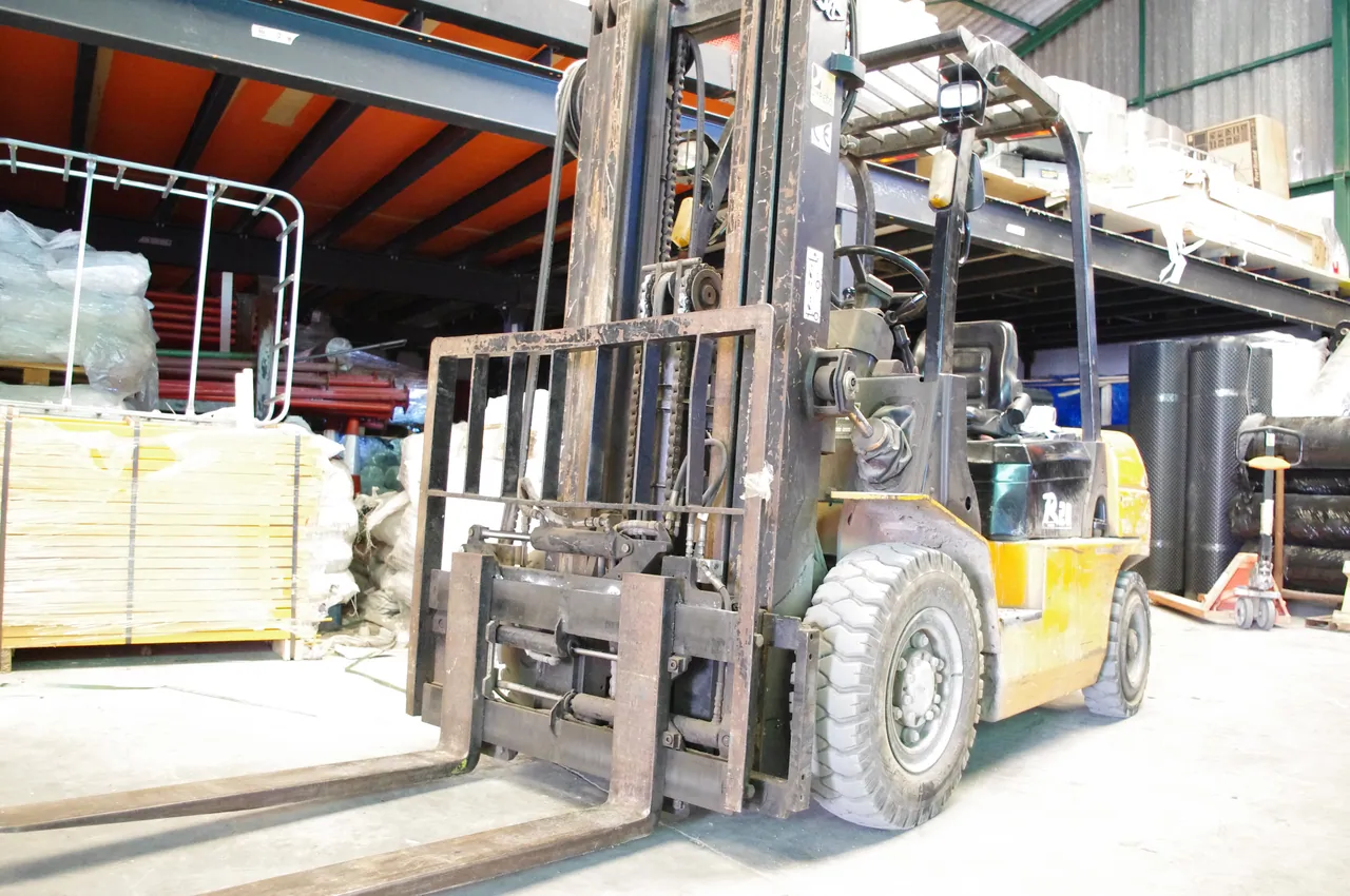 Carretilla elevadora en el almacén de maquinaria de Dyreco