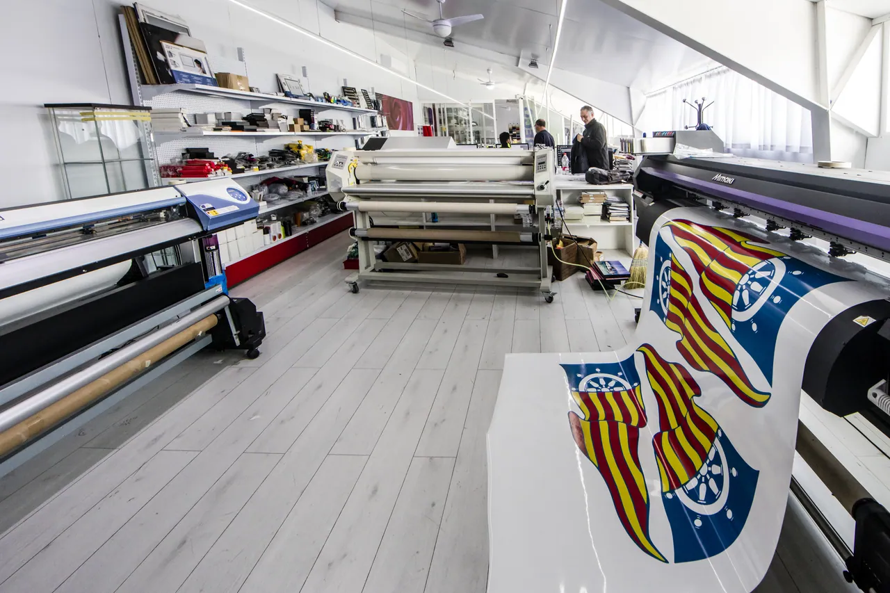 Banderas publicitarias impresas en el taller de rotulación