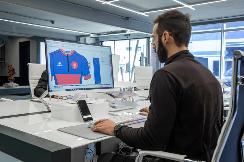 Diseñador de Dyreco trabajando un arte final en pantalla, en el estudio de Son Castelló