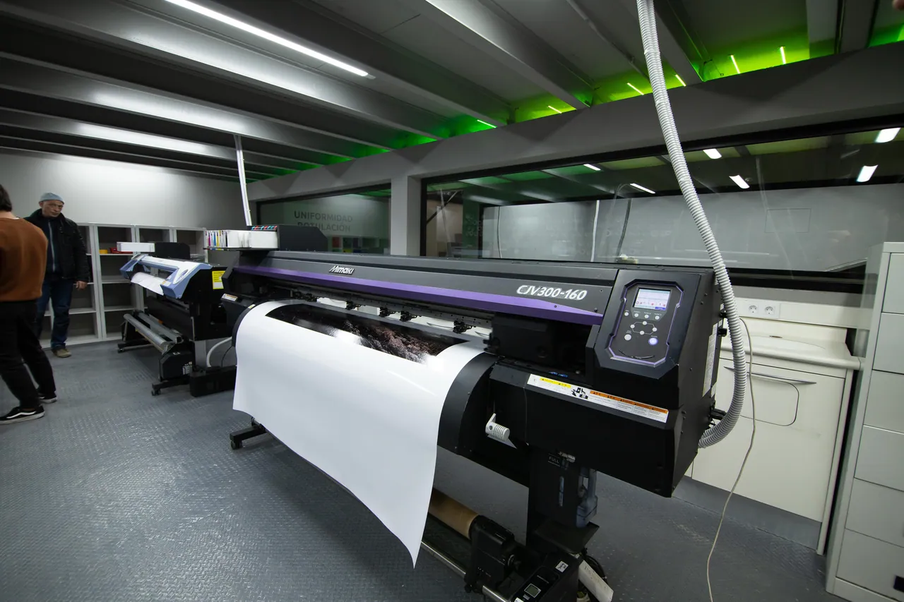 Impresora de gran formato imprimiendo un vinilo en el taller de rotulación de Dyreco