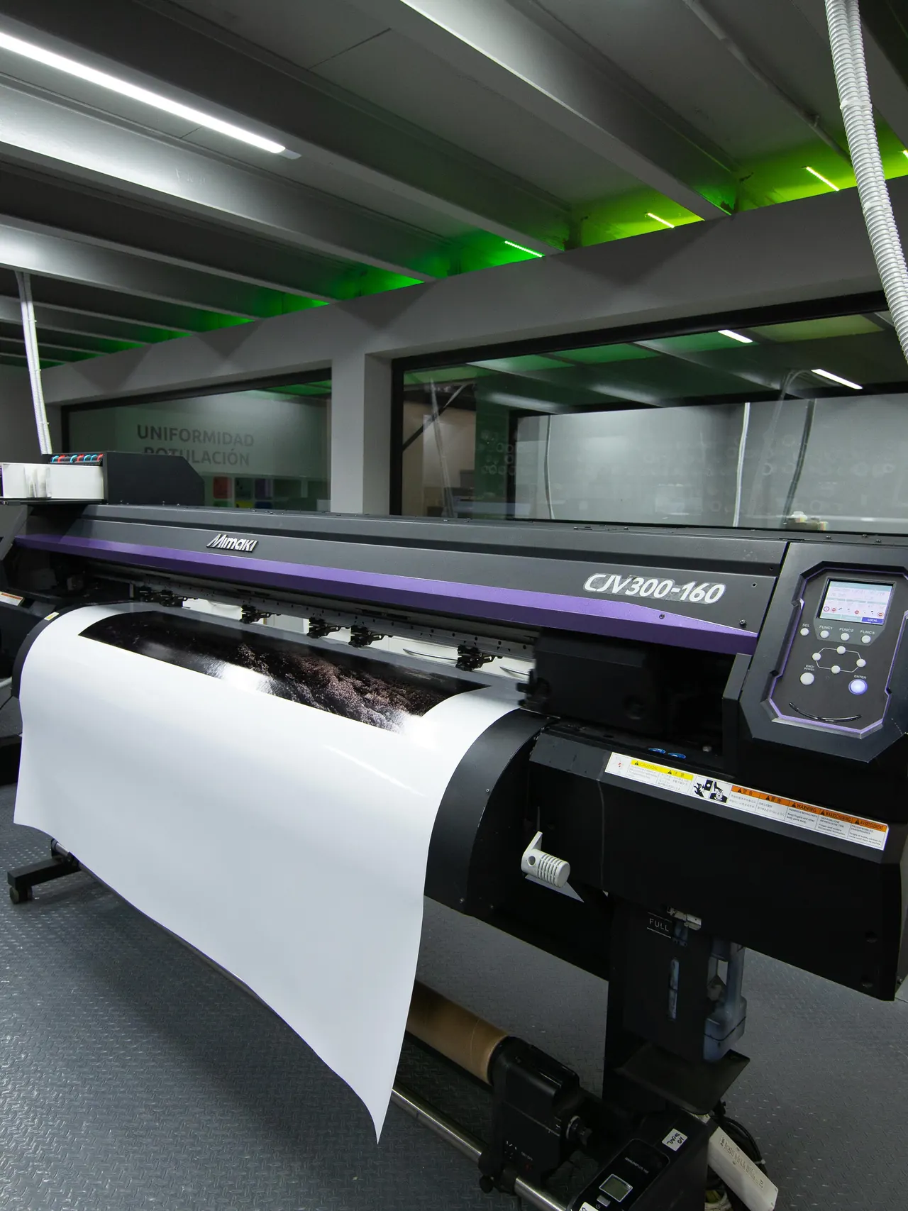Plóter de gran formato imprimiendo en la nave de rotulación de Dyreco