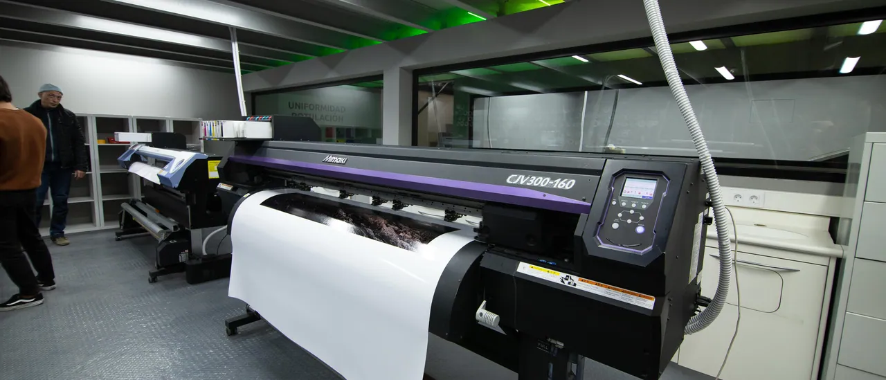 Nave de rotulación de Dyreco con el plóter de gran formato imprimiendo