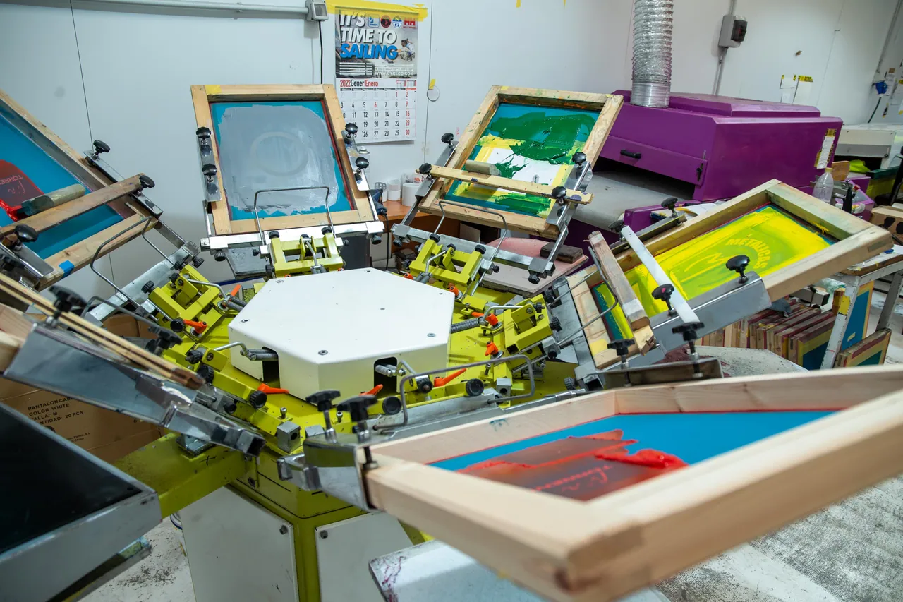 Carrusel de estampación textil en funcionamiento en el taller de serigrafía