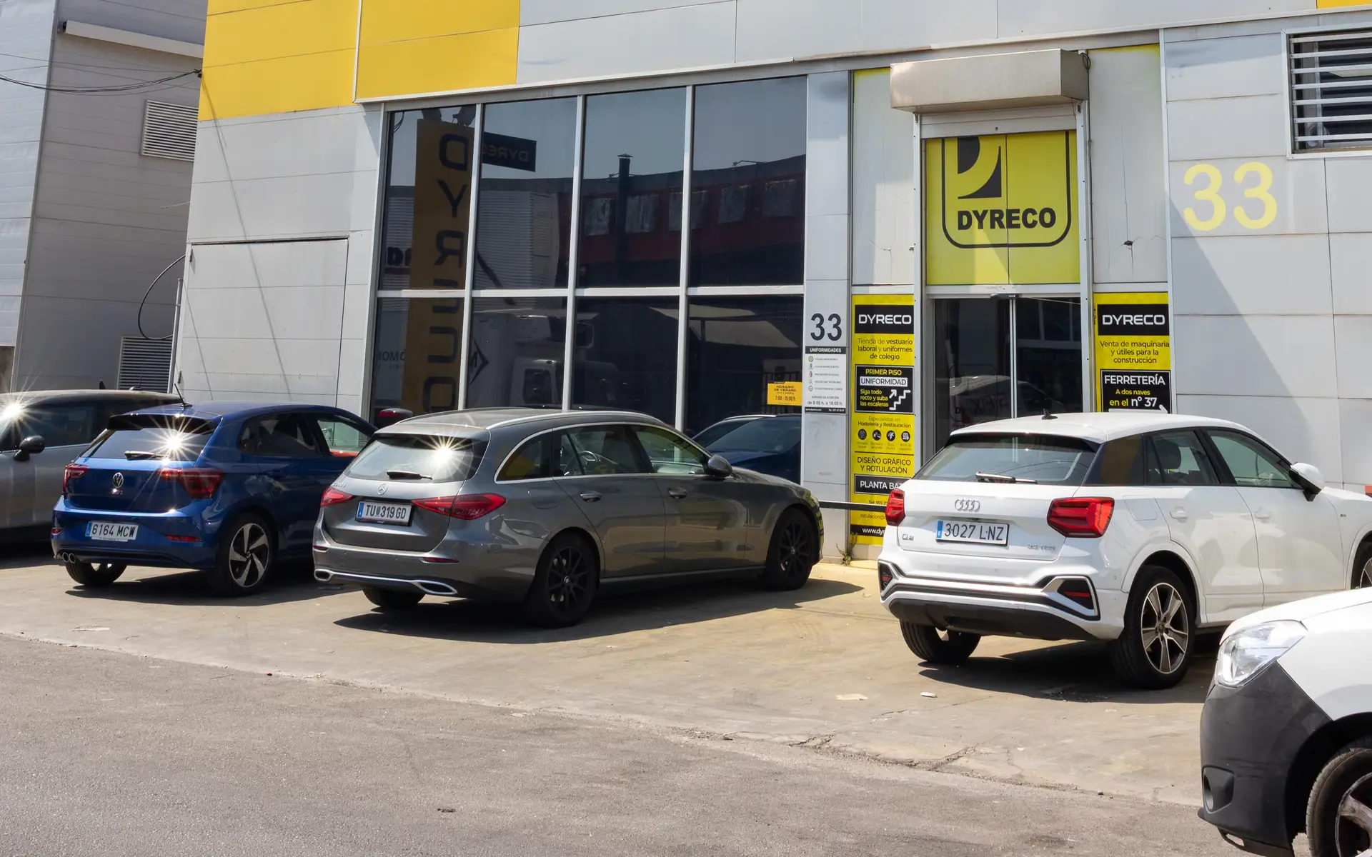 Fachada de una de las tiendas de Dyreco en el polígono, con el rótulo amarillo sobre la entrada