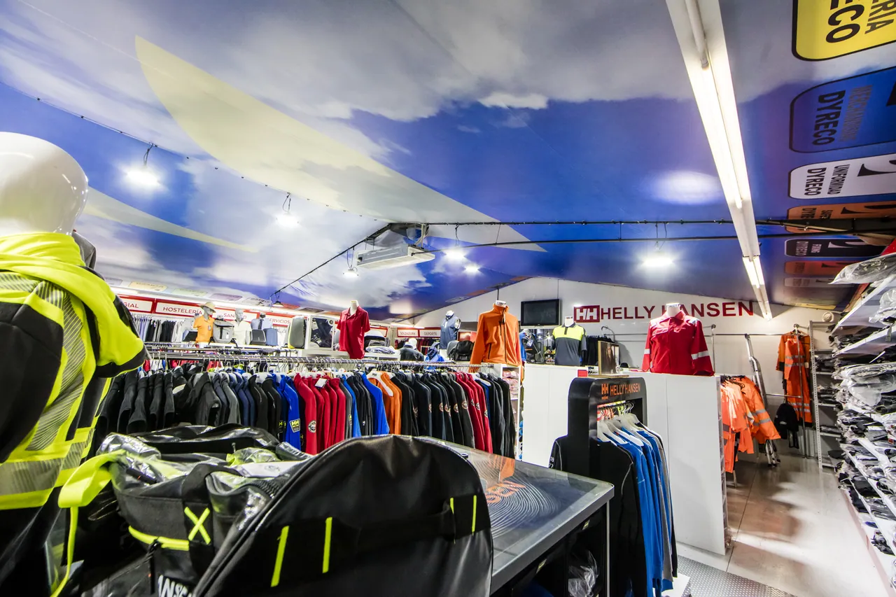 Ropa de alta visibilidad y uniformidad laboral en la tienda de Dyreco