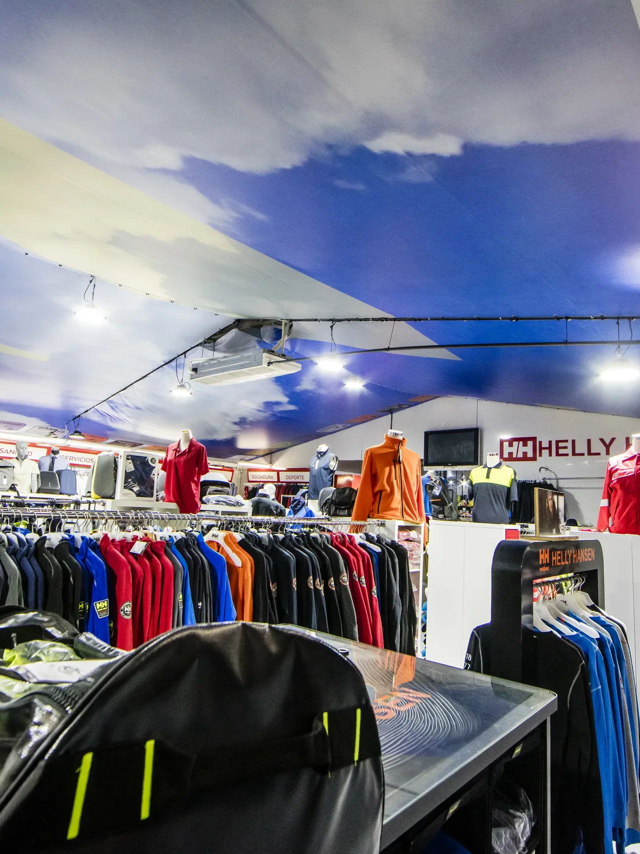 Percheros de ropa de alta visibilidad en la tienda de uniformidad