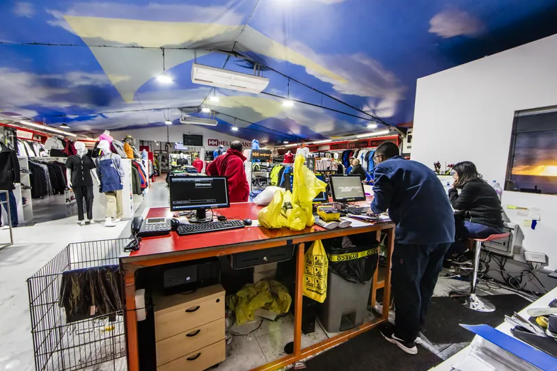 Mostrador de la tienda de uniformidad de Dyreco, con la clienta siendo atendida