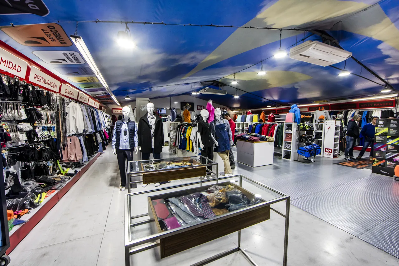 Sala de la tienda de uniformidad de Dyreco en Son Castelló, con percheros y maniquíes