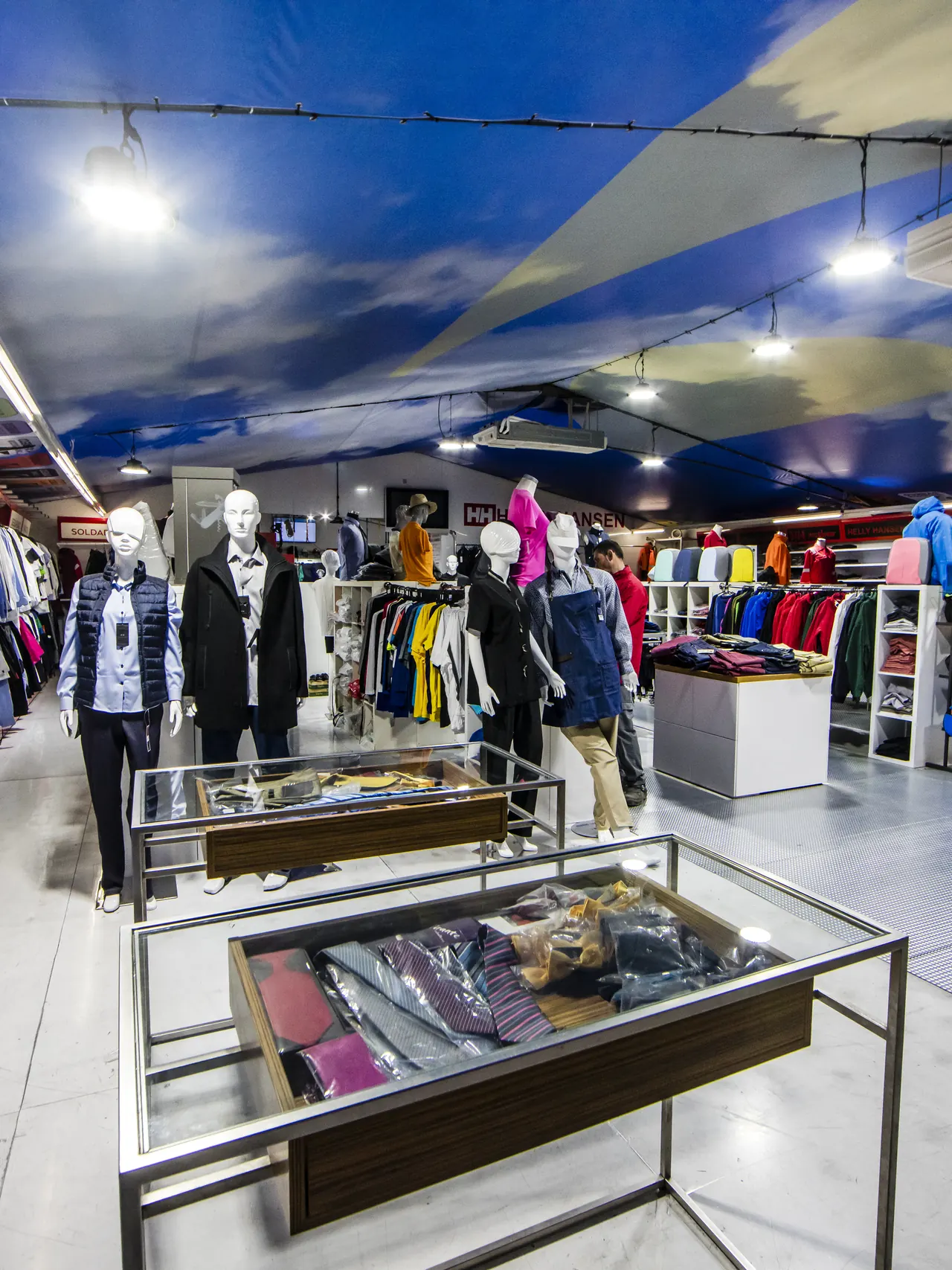 Sala de la tienda de uniformidad, con los maniquíes y los percheros donde se prueban las tallas