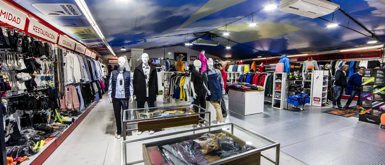 Sala de la tienda de uniformidad de Dyreco, con la ropa de trabajo y los EPIs