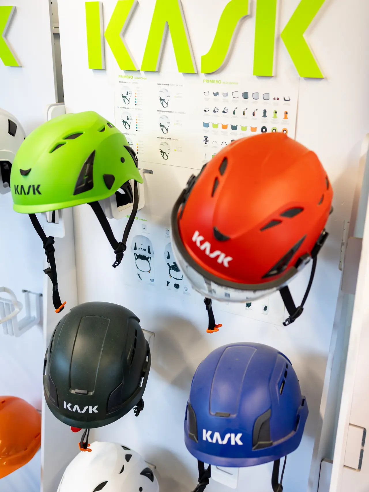Cascos de trabajo de colores expuestos en la tienda de Dyreco