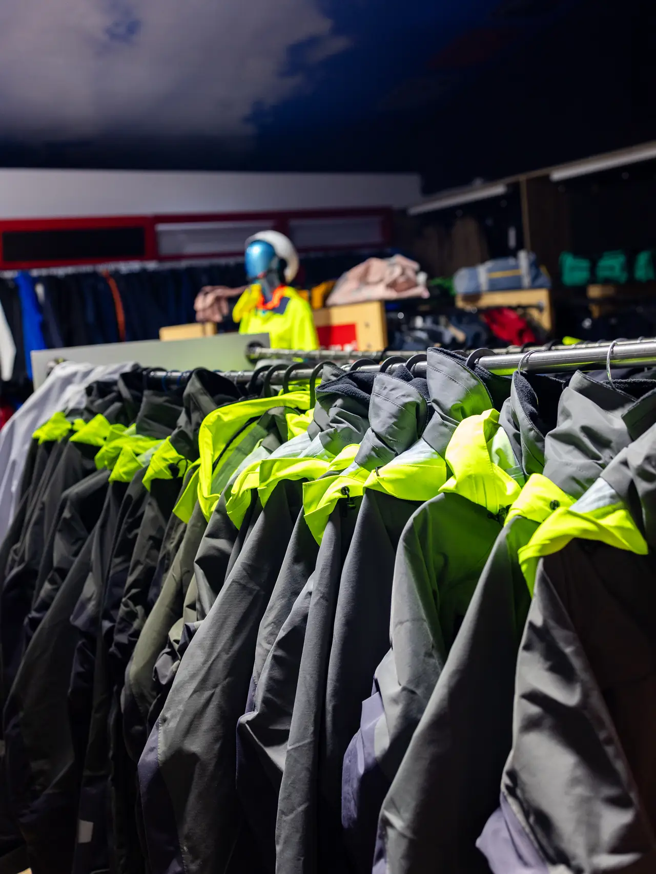 Chaquetas de alta visibilidad en los percheros de la tienda de Dyreco