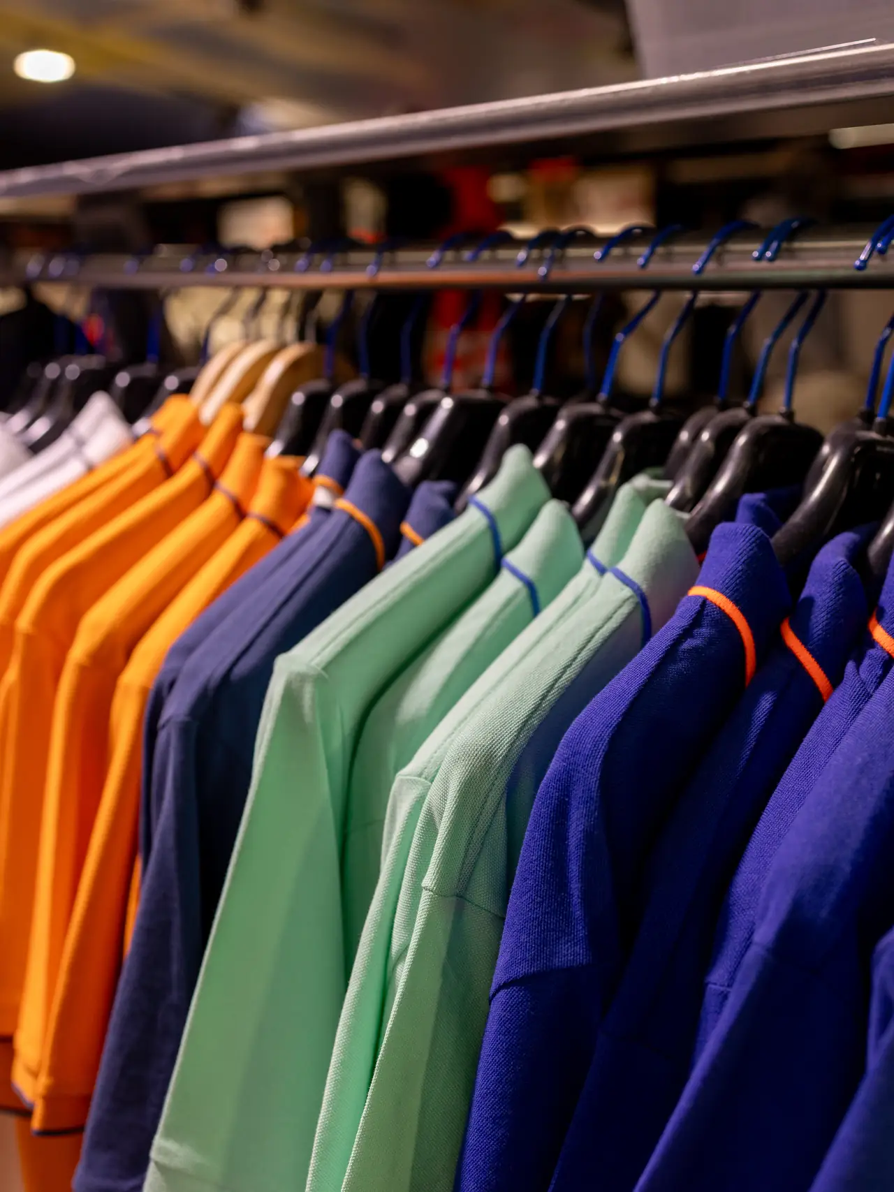 Polos de colores para uniformes de sala en la tienda de Dyreco