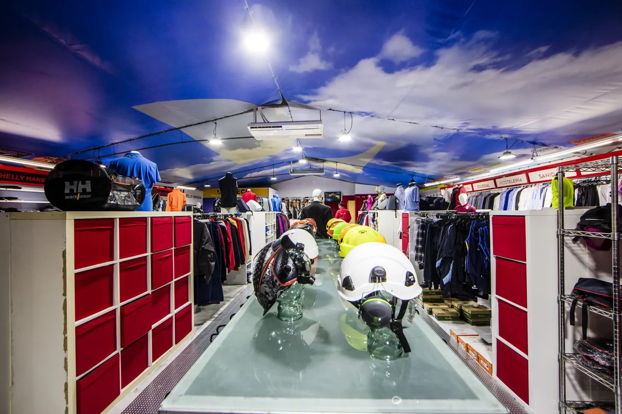 Cascos y protección de cabeza en la sala de la tienda de Dyreco
