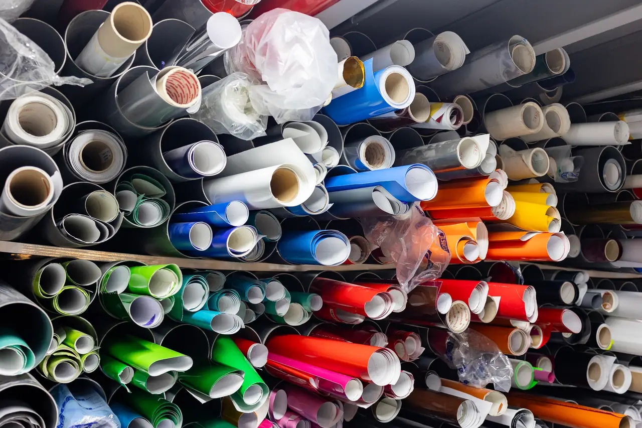 Bobinas de vinilo de colores para rotular vehículos en la nave de Dyreco