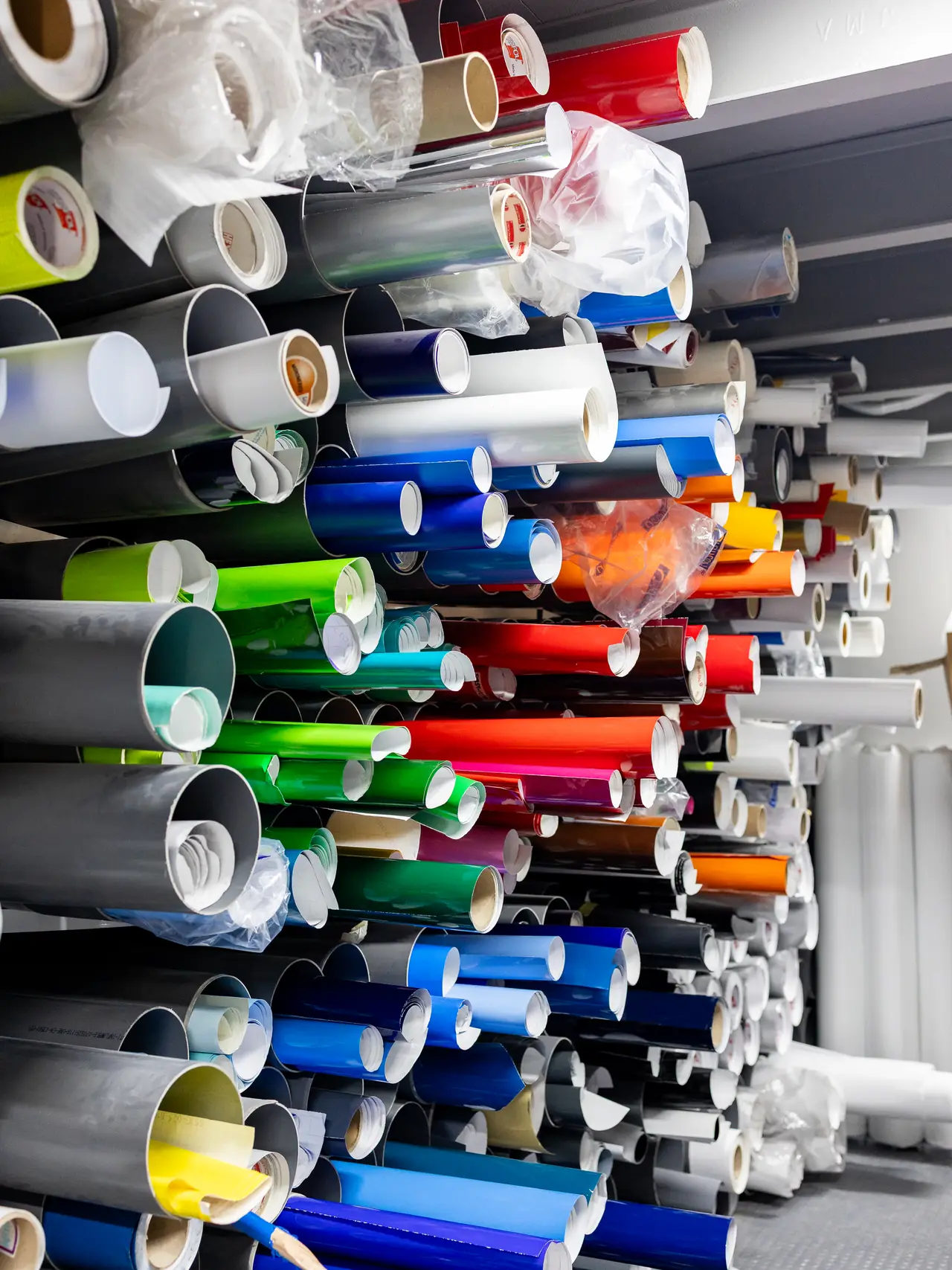 Bobinas de vinilo de colores apiladas en la nave de rotulación de Dyreco