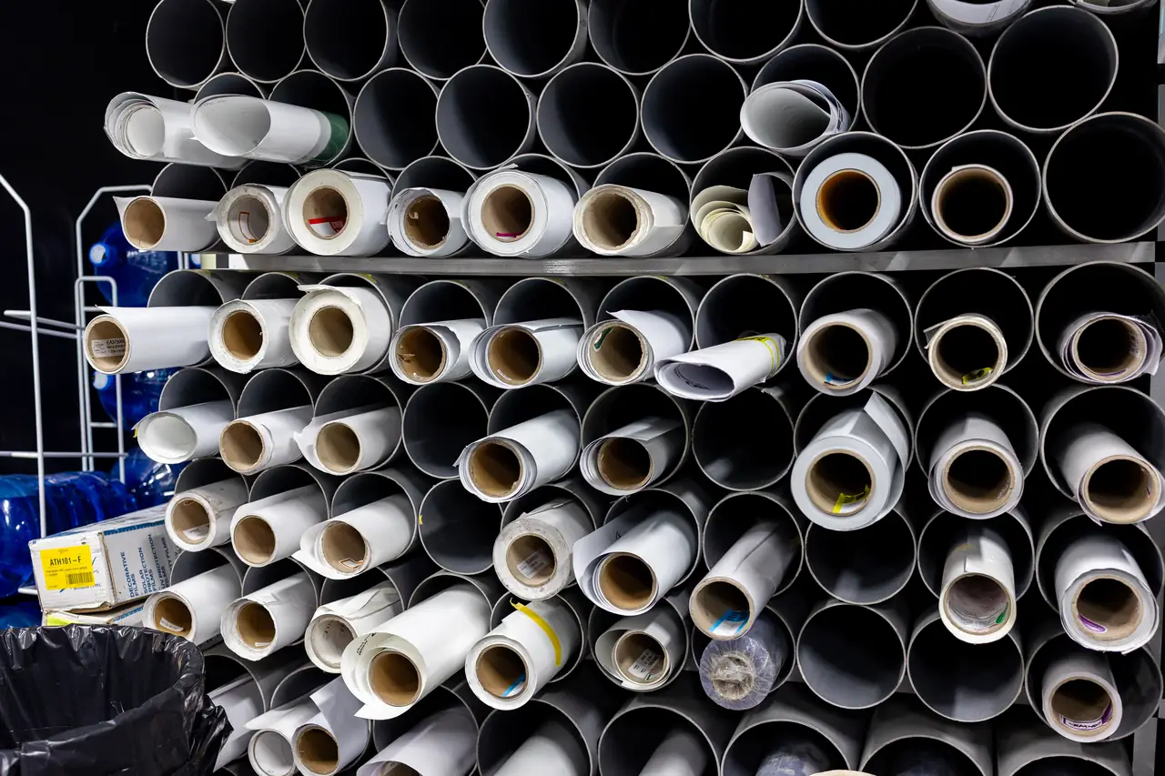 Bobinas de vinilo blanco y de color en el almacén de la nave de rotulación de Dyreco