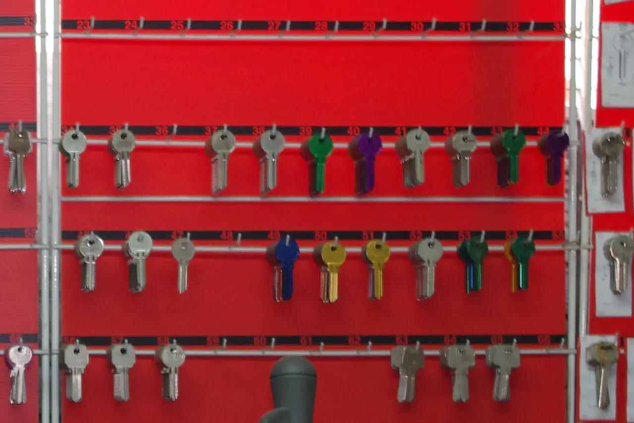 Llaves en bruto de colores en el panel de copias de la ferretería de Dyreco