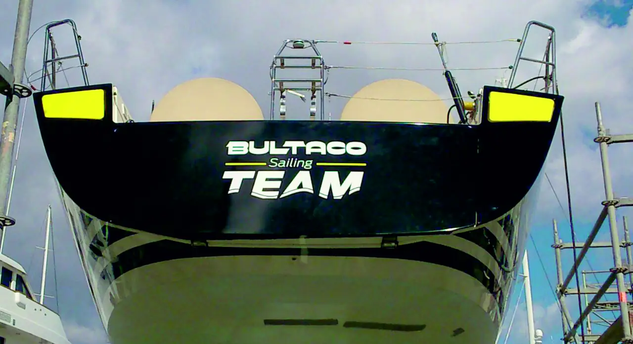 Popa de una embarcación rotulada por Dyreco con el nombre del equipo de vela