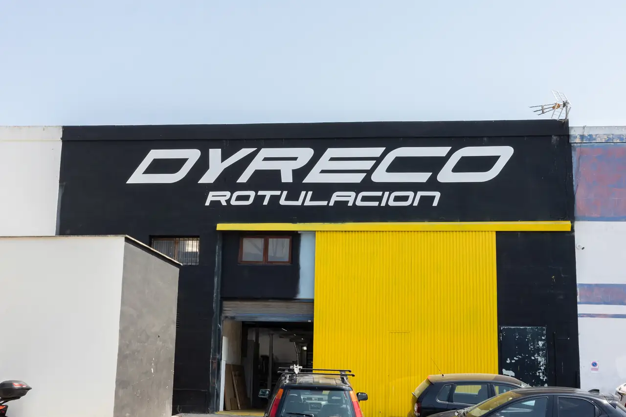 Fachada de la nave de rotulación de Dyreco en el polígono de Son Castelló