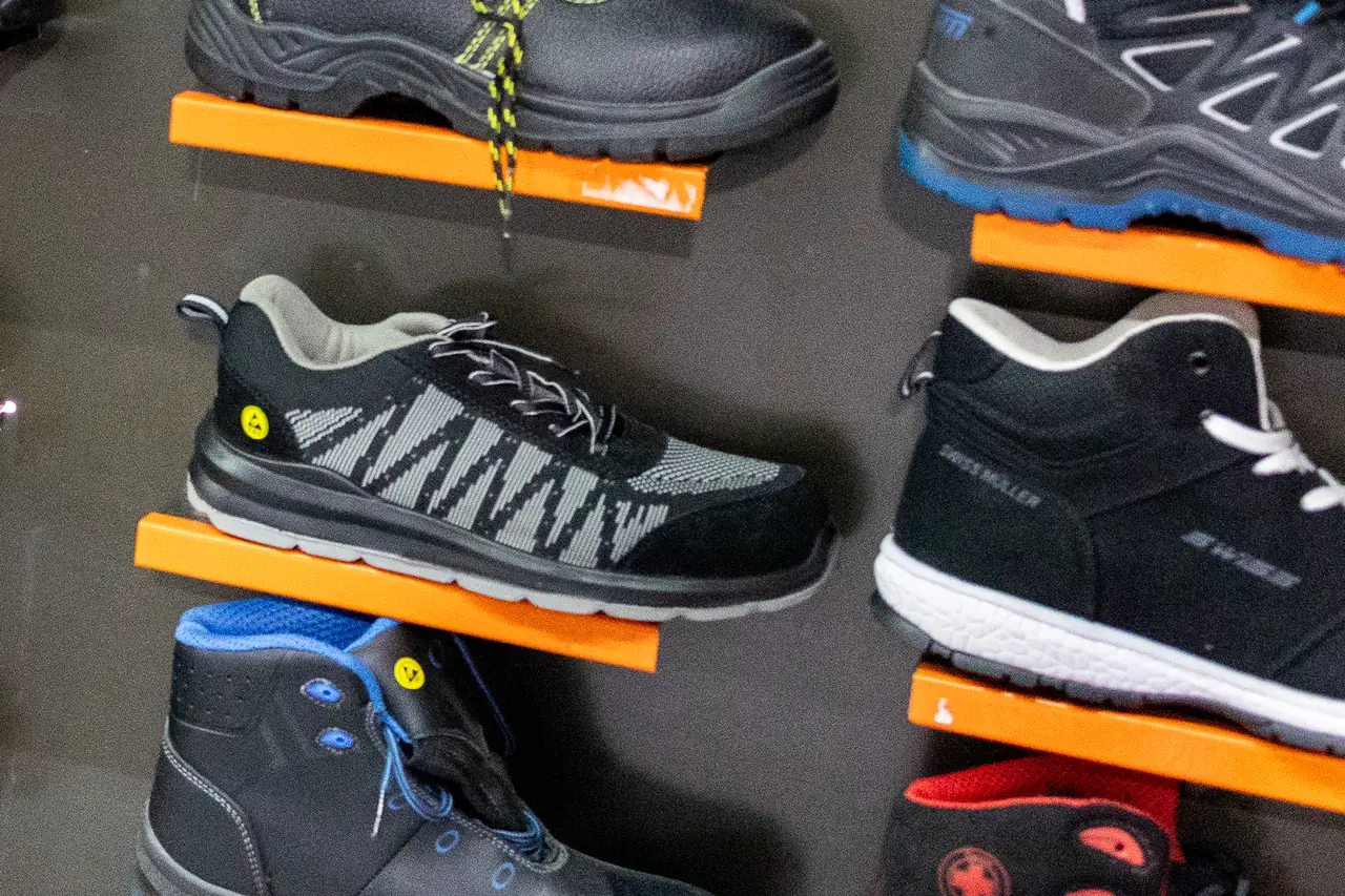 Zapatillas de seguridad ligeras y una bota técnica en la tienda de Dyreco