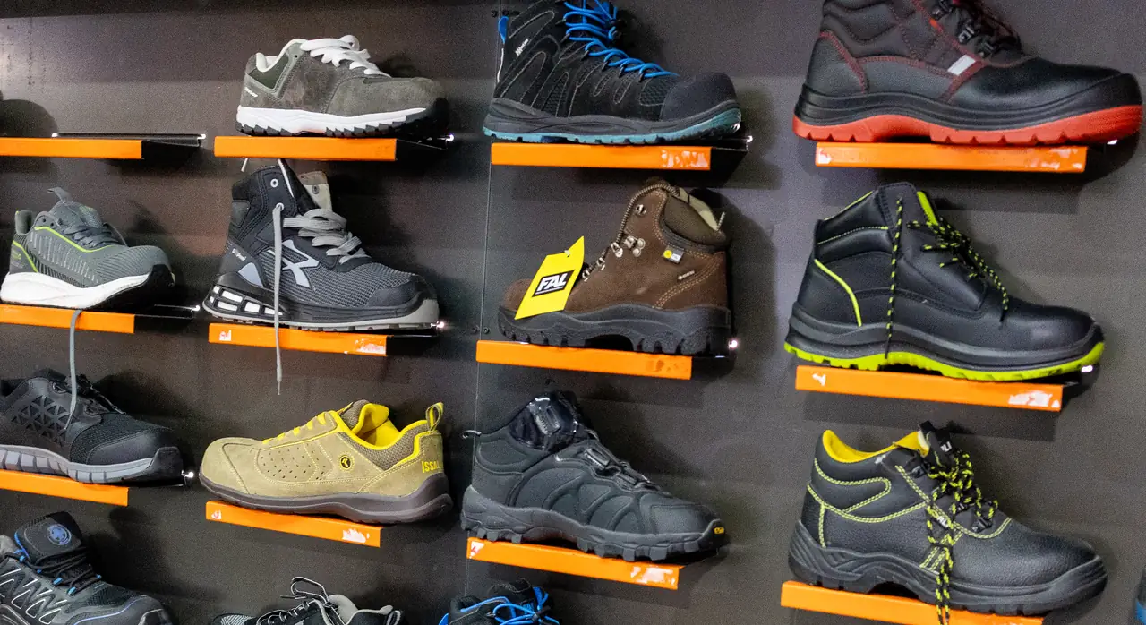 Botas y zapatos de seguridad en sus baldas de la tienda de Dyreco en Palma