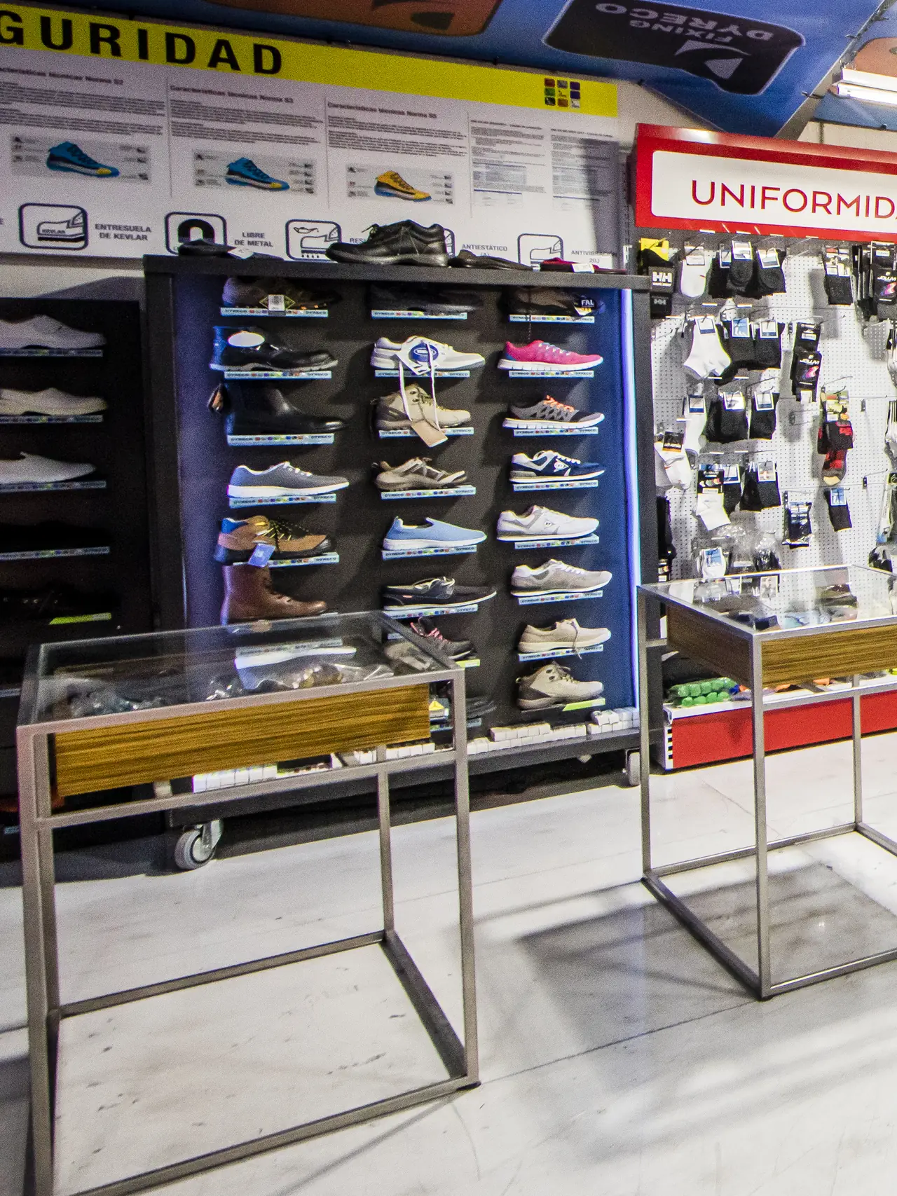 Expositor de calzado de seguridad en la tienda de uniformidad de Dyreco en Son Castelló