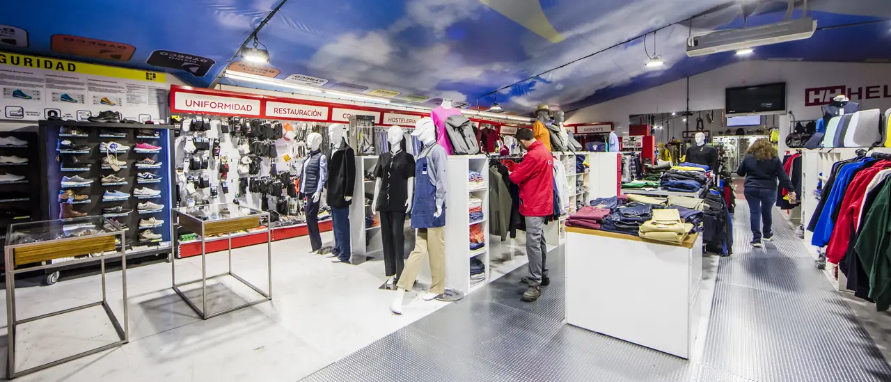 Tienda de uniformidad de Dyreco en Son Castelló con el expositor de calzado de seguridad a la izquierda