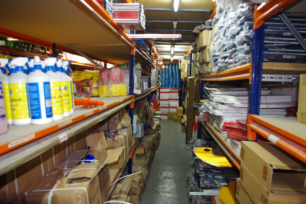 Pasillo de la ferretería de Dyreco con productos de limpieza, sellado y mantenimiento