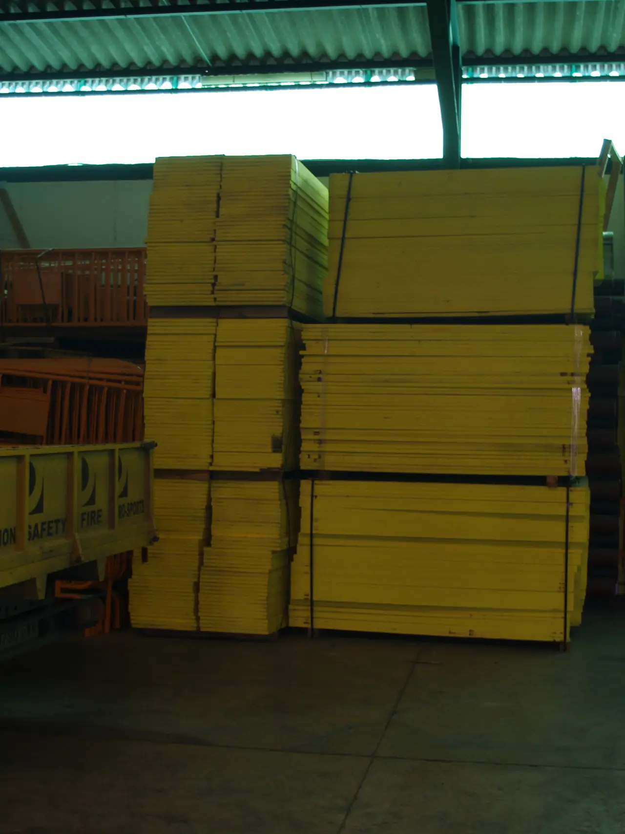 Paneles de encofrado apilados en el almacén de material de obra de Dyreco