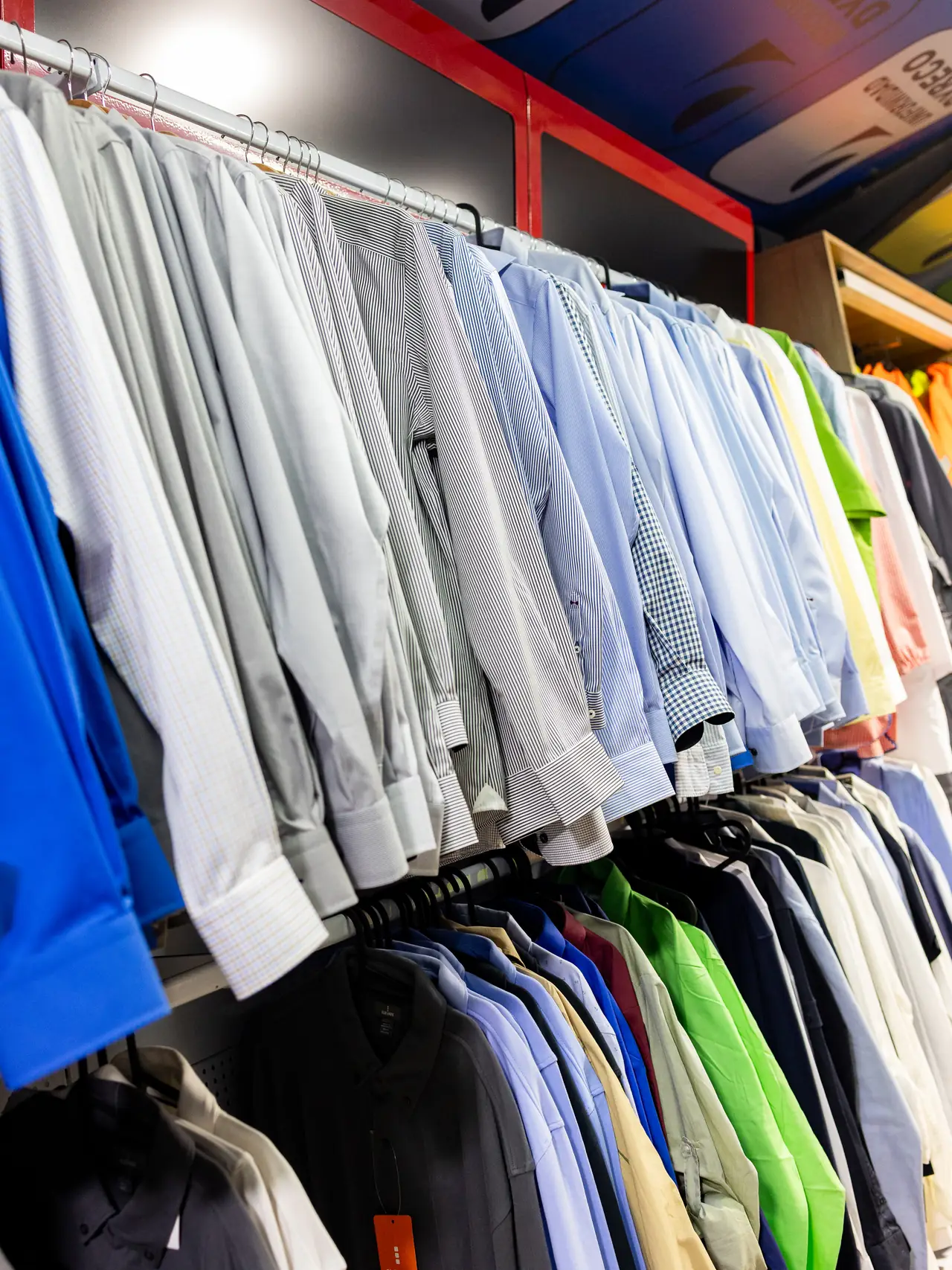 Camisas y polos de trabajo en el lineal de la tienda de uniformidad de Dyreco
