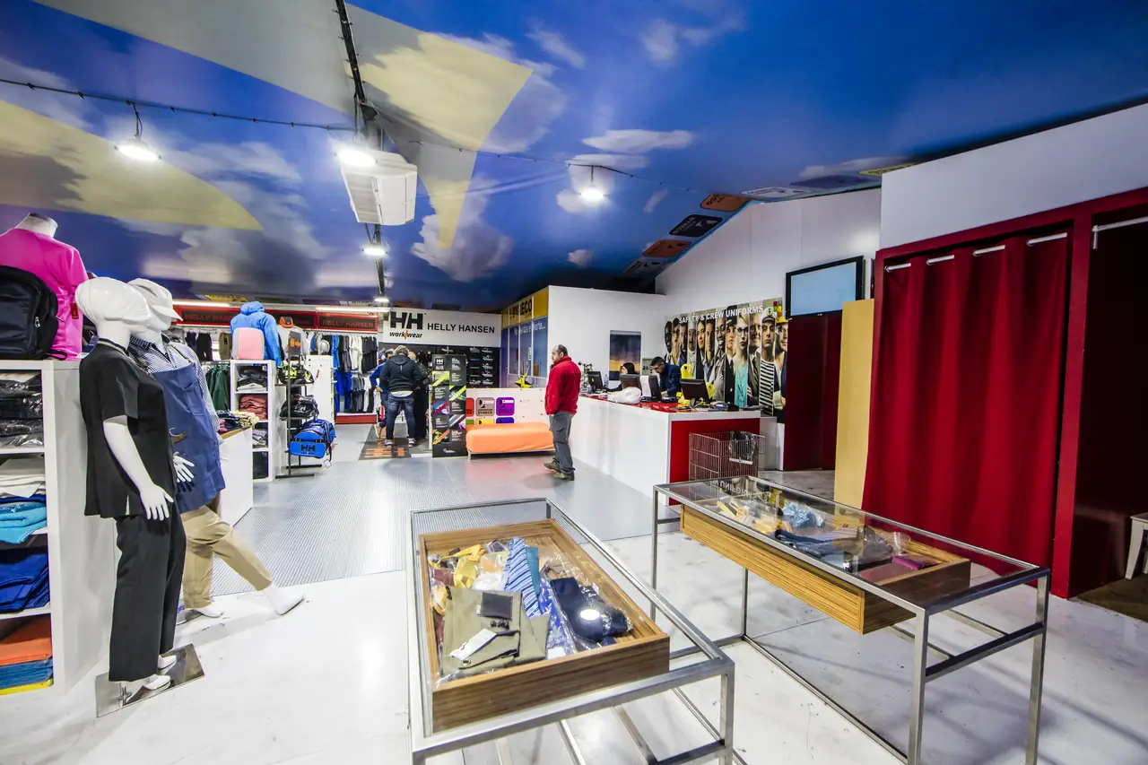 Probadores y mostrador de la tienda de uniformidad de Dyreco en Son Castelló