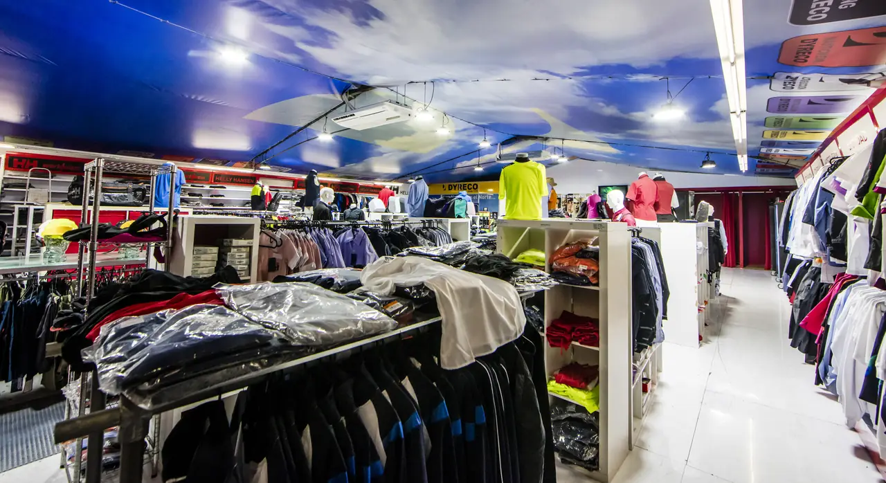 Sala de la tienda de uniformidad de Dyreco en Son Castelló, con percheros de ropa laboral
