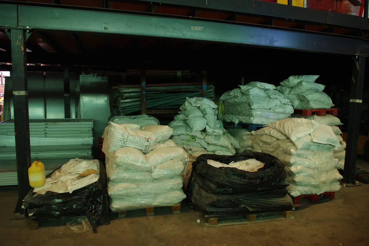 Sacos de material de obra paletizados en el almacén de Dyreco