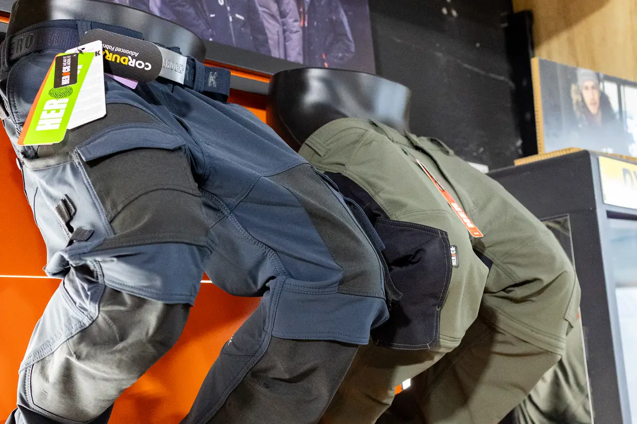 Expositor de pantalones de trabajo con rodilleras en la tienda de uniformidad de Dyreco