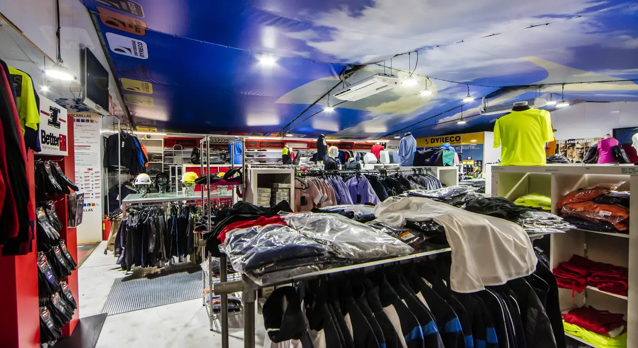 Sala de la tienda de uniformidad de Dyreco en Son Castelló, con ropa de trabajo y maniquíes