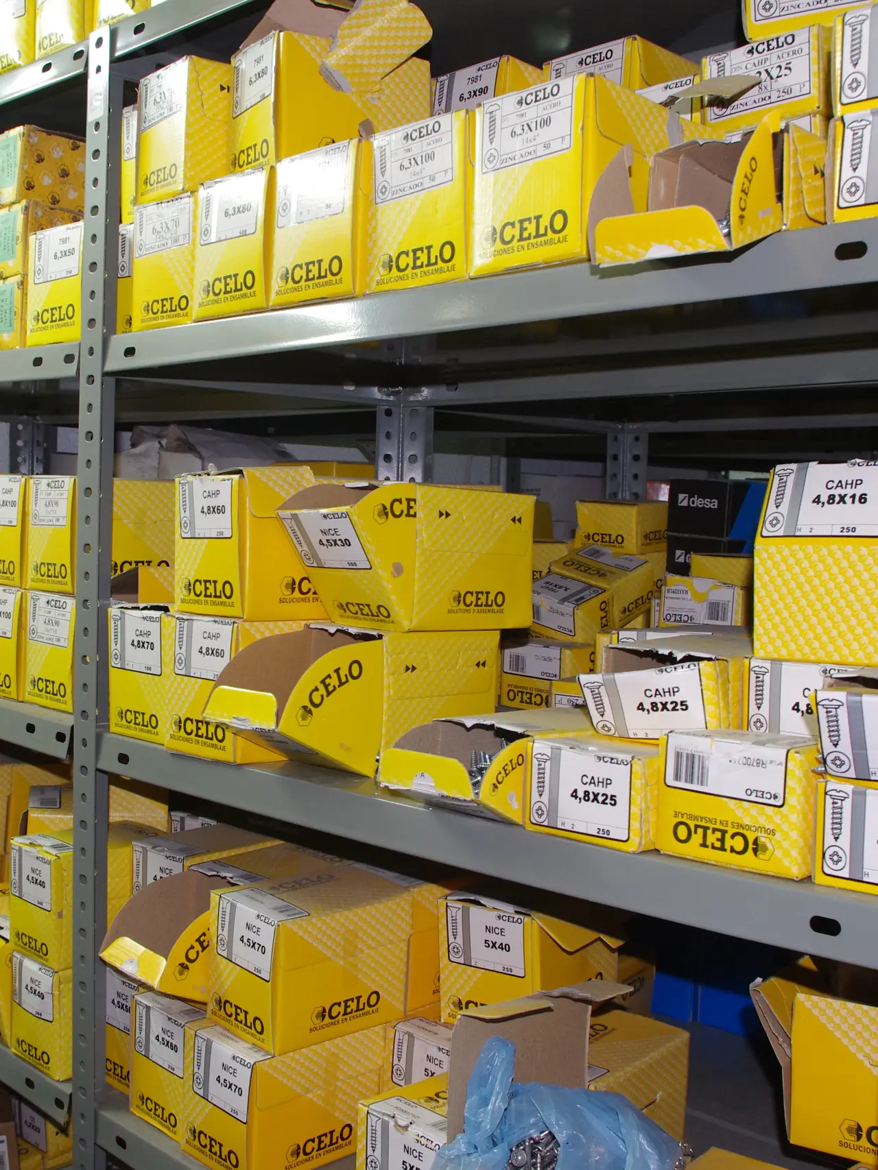 Cajas de tornillos rosca chapa y autotaladrantes en las estanterías de Dyreco