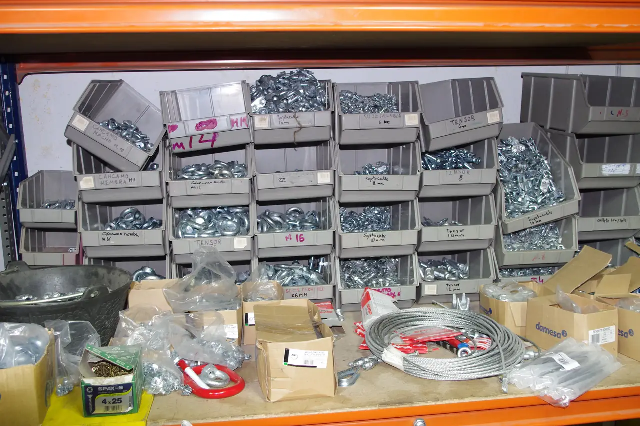 Cubetas de cáncamos, tensores y tuercas con su medida en la ferretería de Dyreco